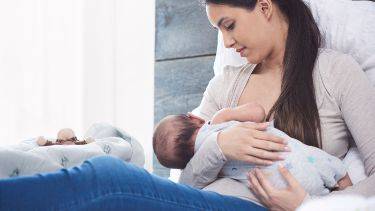 Ребенку мало грудного молока: как определить и что делать?