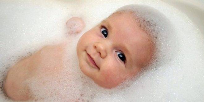 Как правильно и как часто надо купать новорожденного ребенка зимой?
