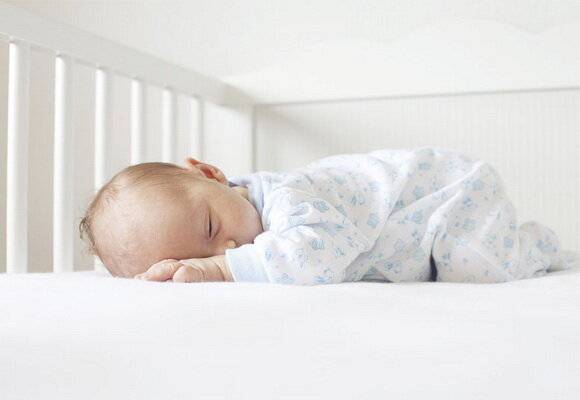 С какого возраста детям можно спать на животе