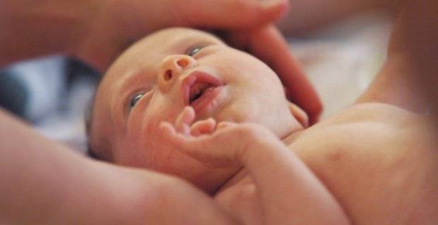 У новорожденного трясется подбородок, руки, ноги – что это и как лечить?