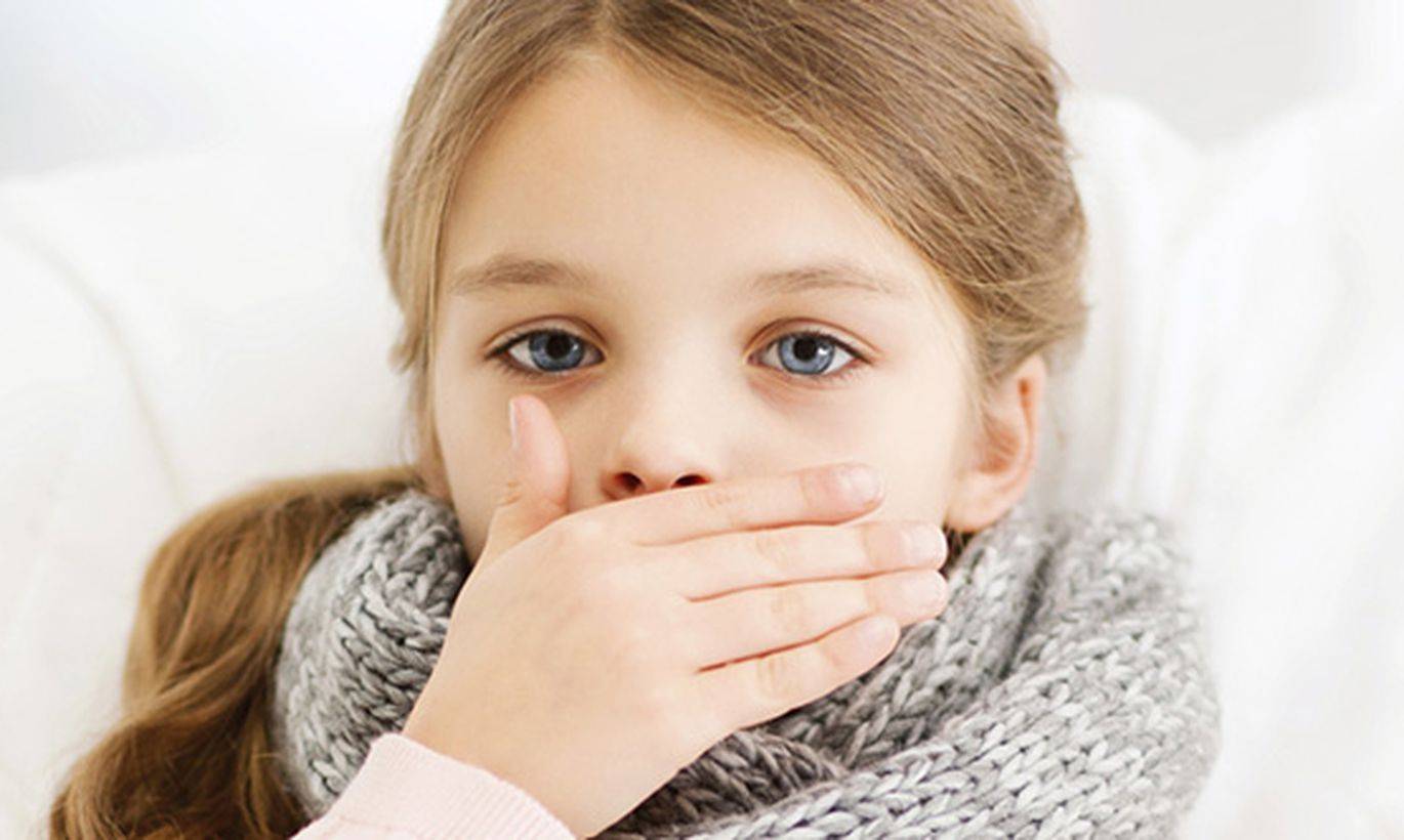 Как помочь ребенку при сильном кашле и температуре 38: лекарства и народные средства