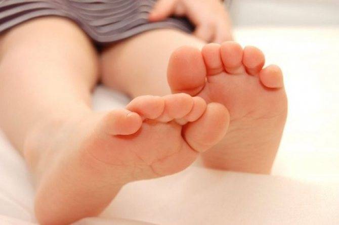 У ребенка облазит кожа на пальцах рук или ног: причины, почему слезает на ступнях, пятках и кончиках пальцев, лечение