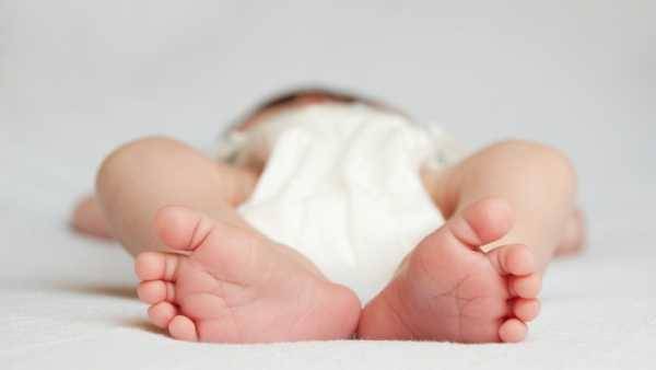 Каким должен быть кал (стул) у новорожденных детей и грудничков. как свойства кала зависят от питани