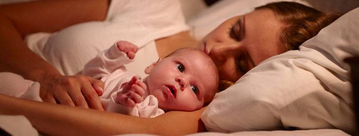 Ребенок перепутал день с ночью: что делать, если новорожденный не спит по ночам