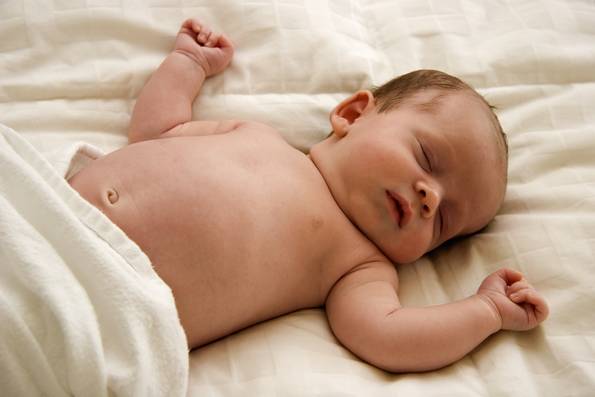 Почему новорожденный ребенок во сне улыбается 2020