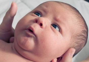 Почему новорожденный иногда хрюкает носом