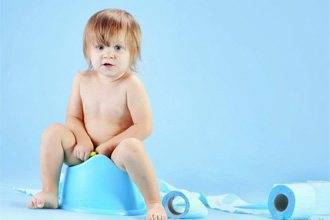 Почему у грудного ребенка кал пахнет кислым: причины