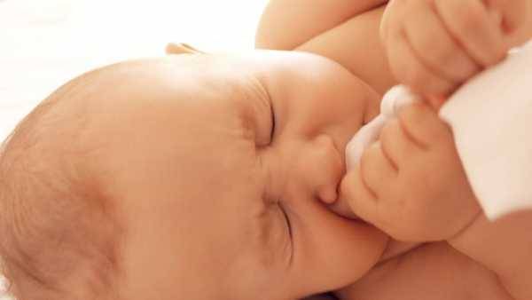 Почему новорожденные и груднички часто чихают?
