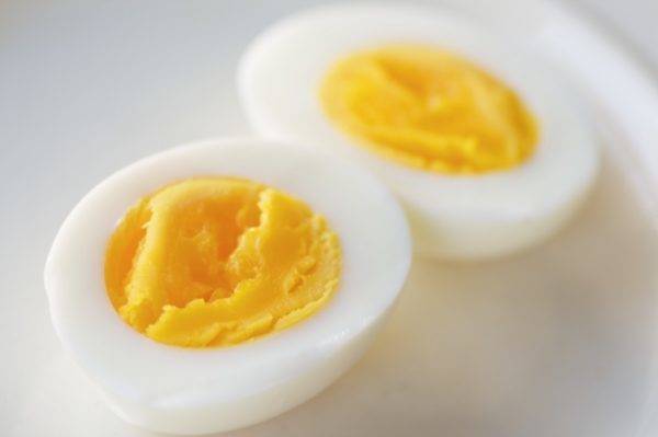 Можно ли давать ребенку перепелиные яйца: с какого возраста вводить в прикорм и как варить, сколько в день можно есть