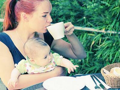 Какие продукты в рационе кормящей мамы могут вызывать колики у малыша?