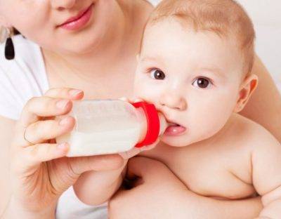 Как кормить новорожденного правильно – из бутылочки, грудью