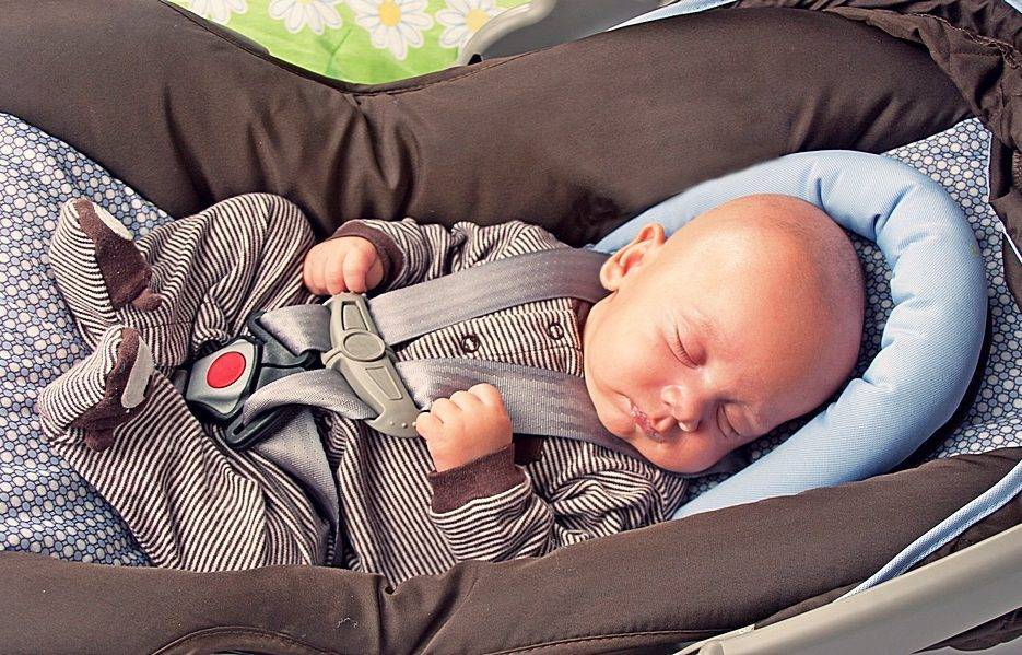 Правила перевозки новорожденных в машине по пдд: можно ли на руках, в люльке от коляски