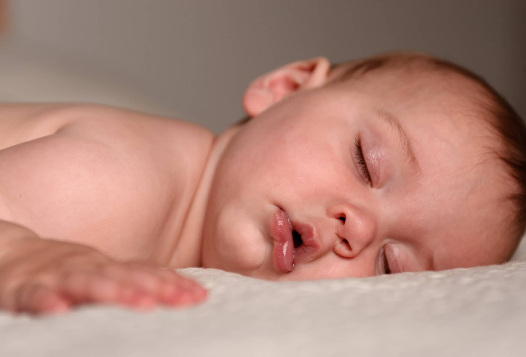 Как отучить ребенка спать с родителями?                        скорей в свою кроватку!