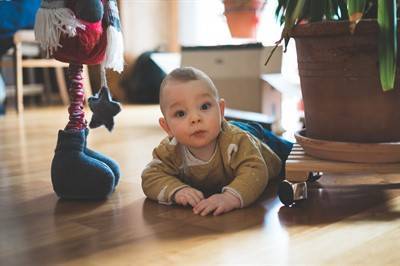 Темпы развития ребенка: когда мальчики начинают сидеть самостоятельно?