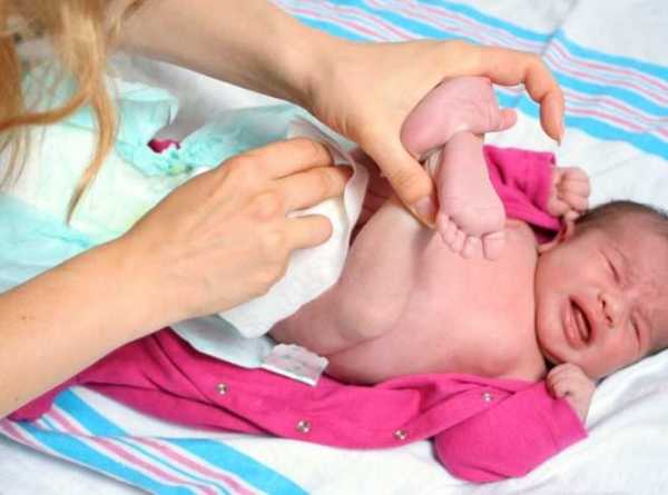 Стул у новорожденного: консистенция и цвет