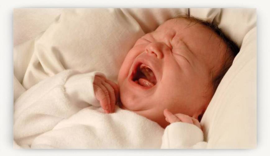 Ребенок смеется во сне: причины, что это значит