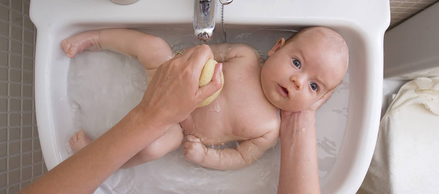 Гигиенические процедуры новорожденного. как купать ребенка и сколько длится первое купание - календарь развития ребенка