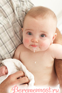 Срыгивание у новорожденных после кормления: причины