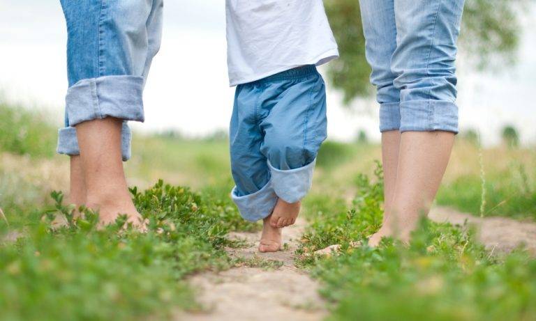Ребенок в 1 год ходит на носочках — причины такого поведения