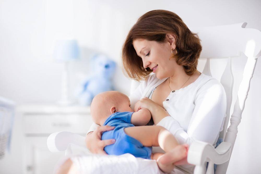 Как помочь новорождённому малышу при икоте?
