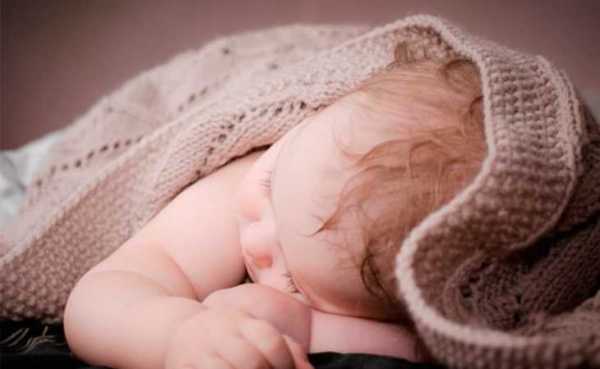 Ребенок потеет во сне - причины и что делать