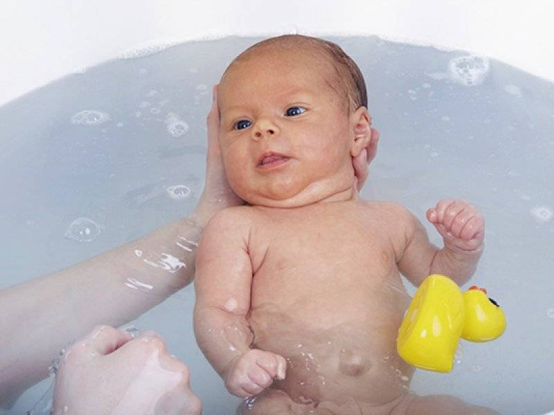 Купание новорожденного: температура воды, как купать, средства и травы для купания