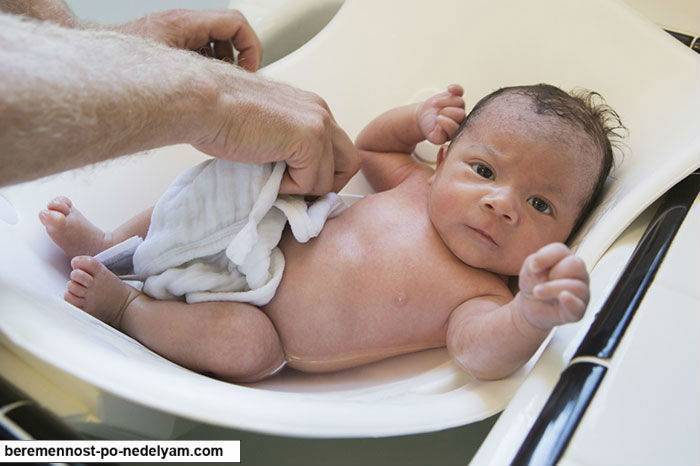 Как правильно подмывать мальчика (новорожденного или грудничка), уход за половыми органами малыша + мнение доктора комаровского, видео