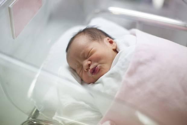 Понос у новорожденного при грудном, смешанном и искусственном вскармливании