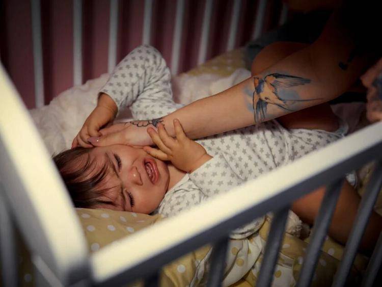 Почему ребенок беспокойно спит и много ворочается