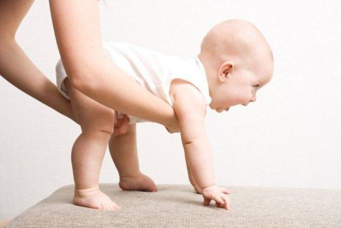Как научить малыша ходить, ползать и сидеть правильно
