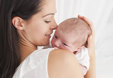 Как отличить рвоту от срыгивания у новорожденных после кормления: причины и симптомы