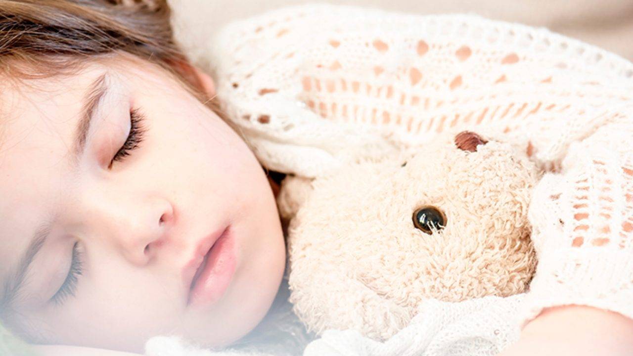Причины и лечение коричневых соплей у ребенка