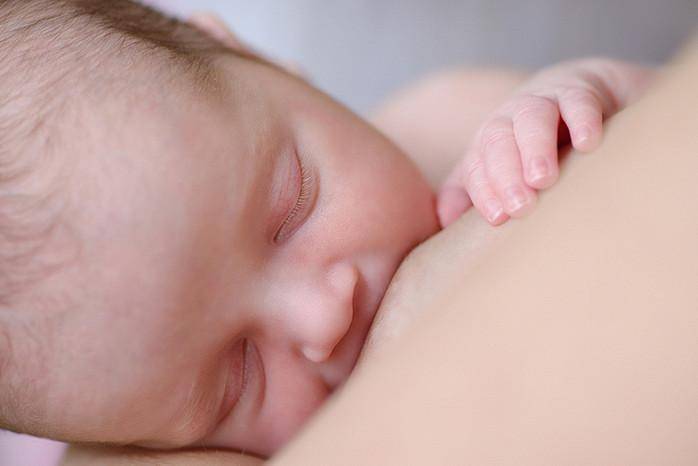 Колики, боли в животе у грудного ребенка: как распознать и чем помочь