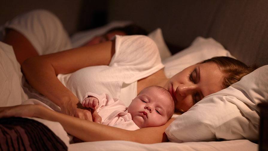 Нужно ли будить ребенка для ночных кормлений?