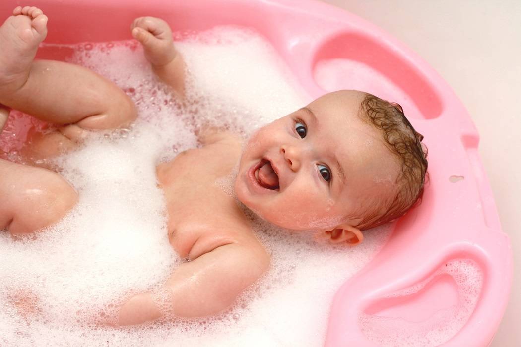 Как часто купать новорожденного ребенка? температура воды для купания новорожденного