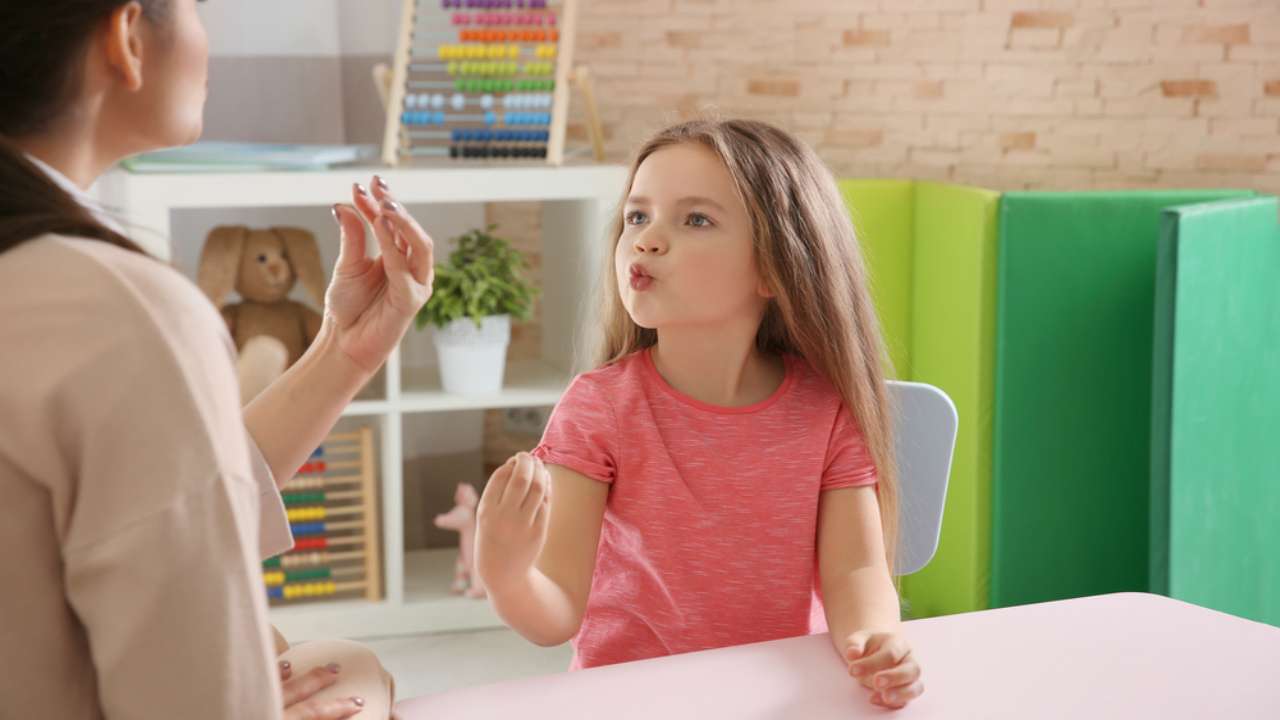 В каком возрасте в норме ребенок начинает говорить первые слова?