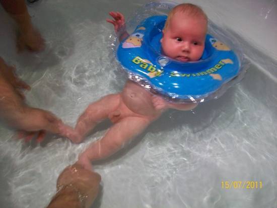 До какого возраста (или веса, или роста) можно купаться ребенку с кругом на шее в ванной?
