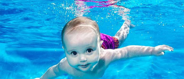 Как научить детей плавать до года
