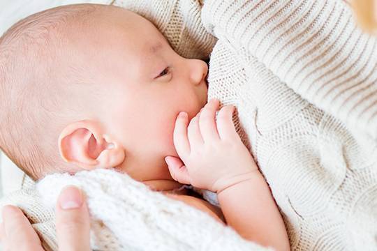 Ребенку мало грудного молока: как определить и что делать?