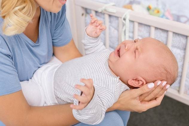 Боль в животе у новорождённого — как помочь и что делать?
