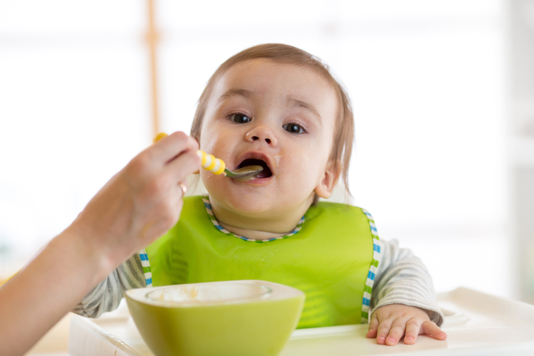 Со скольки месяцев можно прикармливать ребенка: что необходимо учитывать при выборе «взрослого» питания