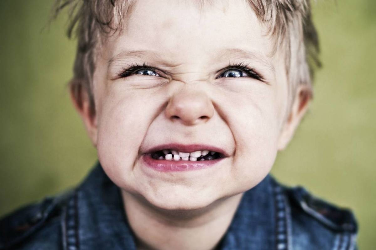 “ребенок скрипит зубами во сне — виноваты ли глисты и, что делать?”