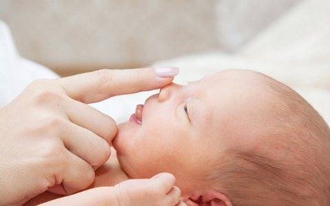 Как промывать нос физраствором ребенку в домашних условиях?