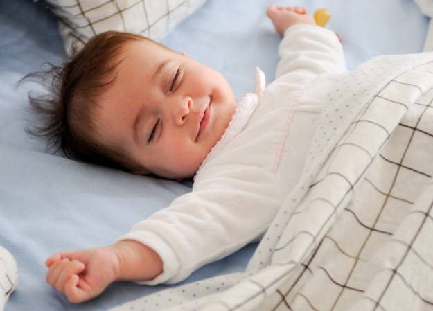 Сколько ребенок спит в 1-12 месяцев жизни  - режим дневного и ночного сна