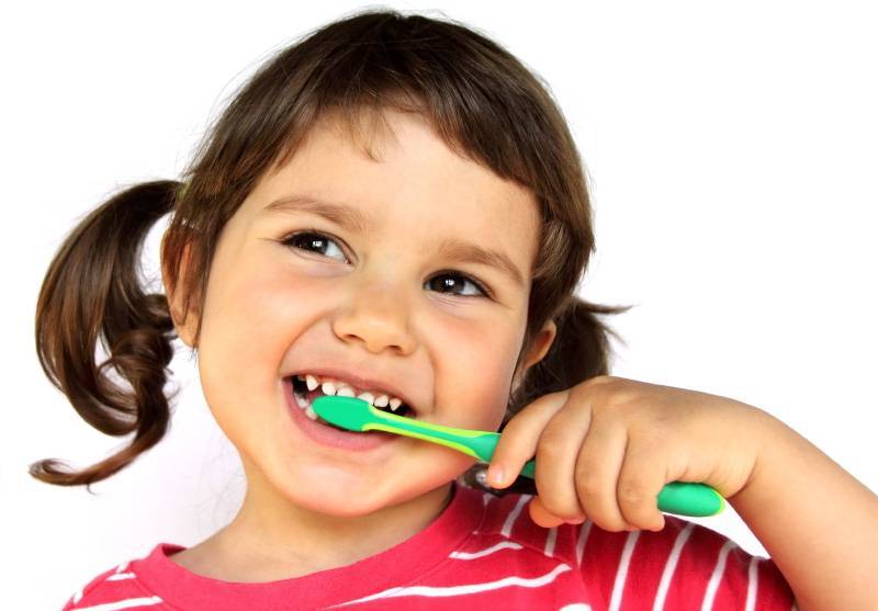 Когда начинать чистить зубы ребенку.