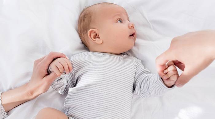 Что делать, если ребенок во сне дергает руками и ногами?