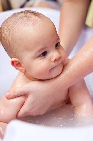 Разрешено ли купаться ребенку после прививки акдс