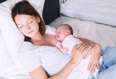 Можно ли новорожденному спать на спине?