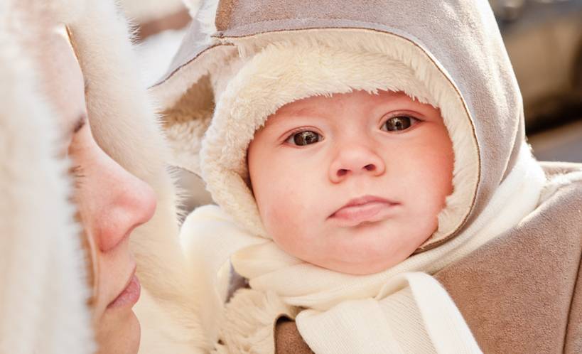 Как гулять с новорожденным зимой — первая прогулка