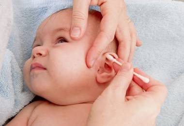 Как чистить ушки новорожденному??